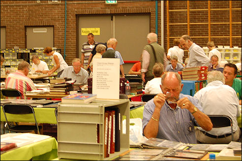 Verzamelaar onderzoekt postzegel in Barneveld
